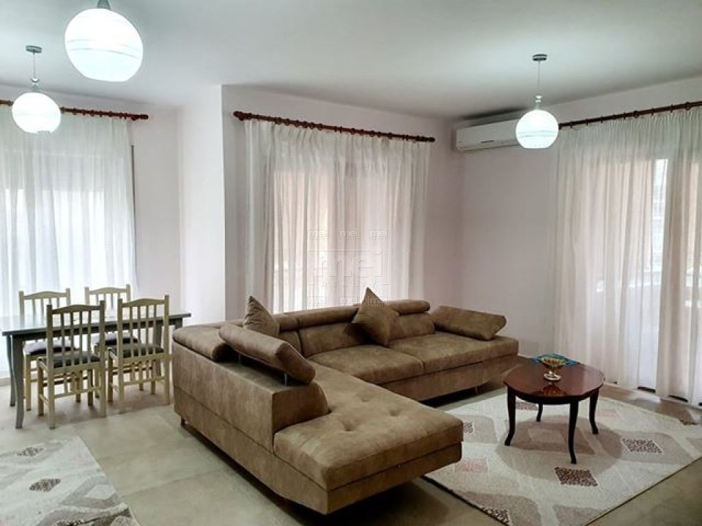 Te Ish Parku Jepet Me Qira Apartament 2+1+2.