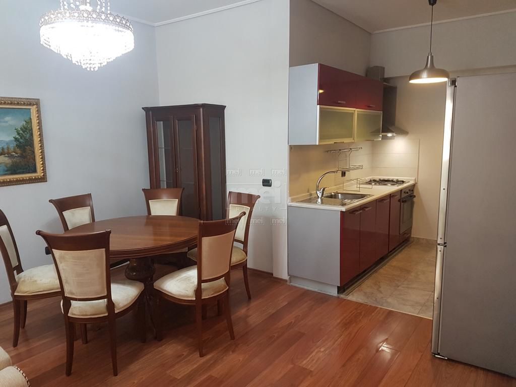 Bllok, Jepet me Qira Apartament 2+1