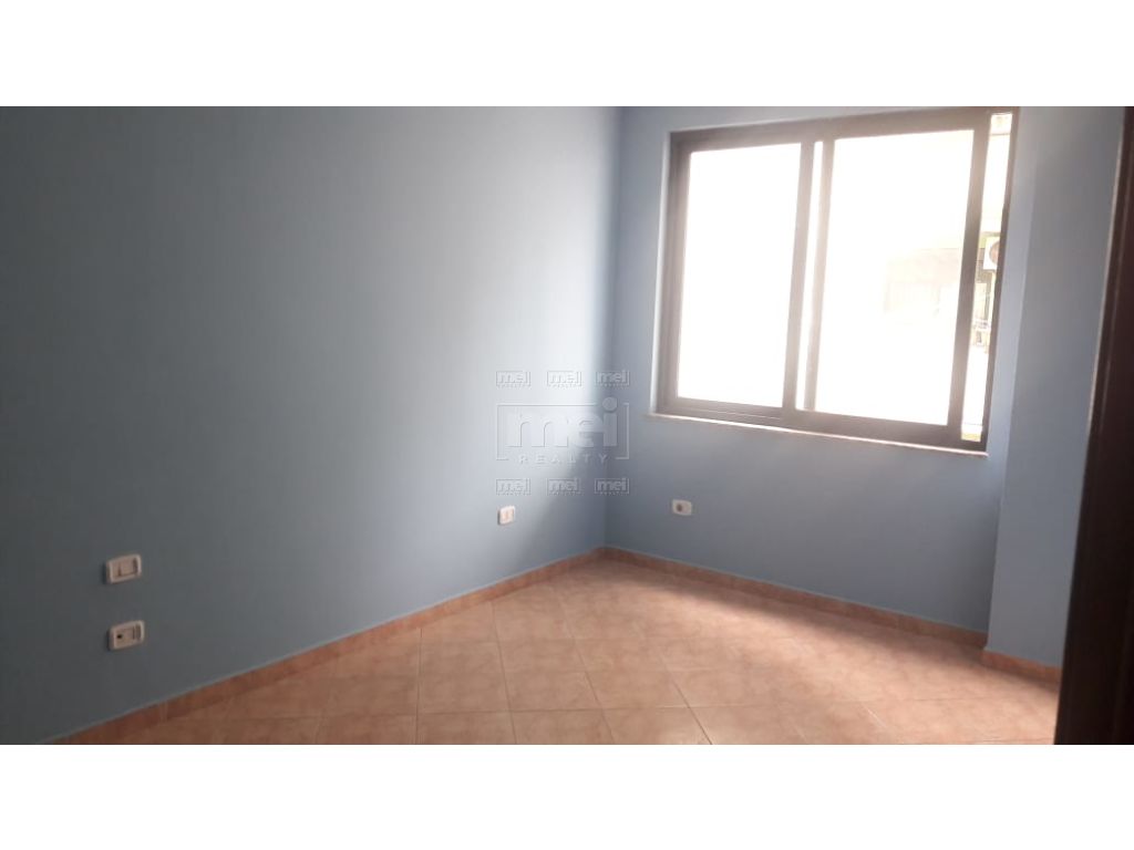 Ish-Ekspozita Jepet Me Qira Apartament 3+1 .