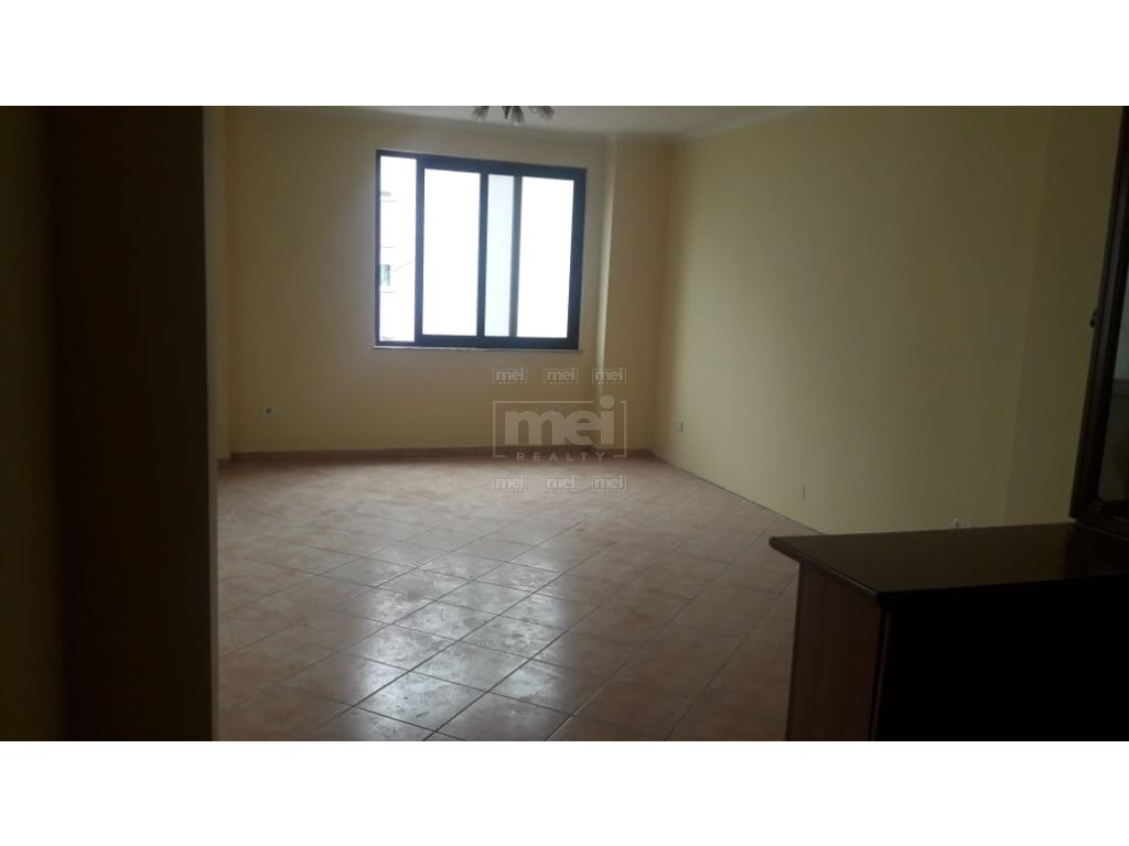 Ish-Ekspozita Jepet Me Qira Apartament 3+1 .