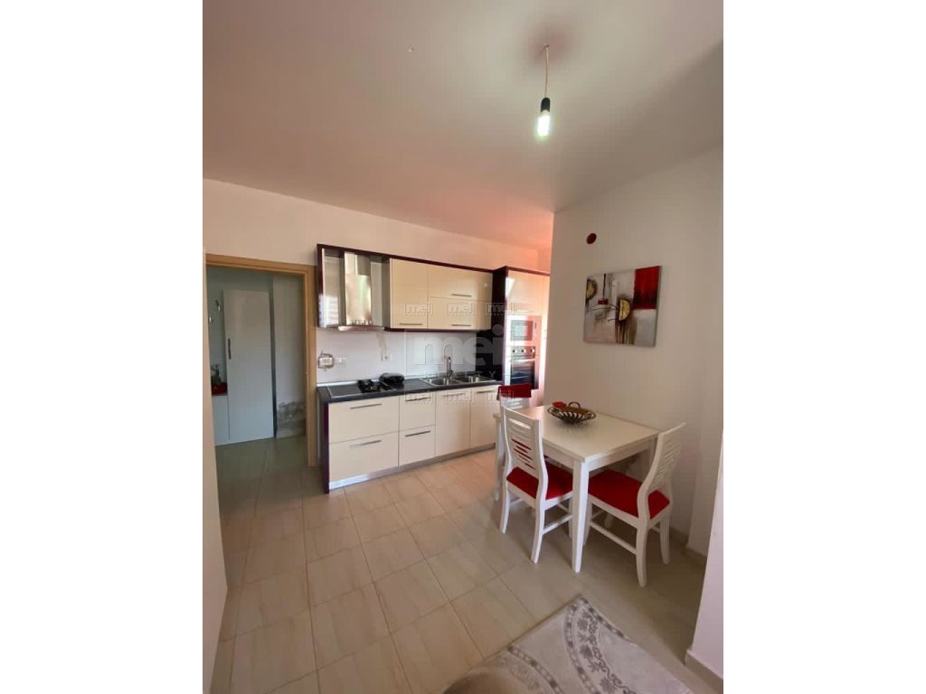 Tek Kodra e Diellit Shitet Apartament 1+1 1