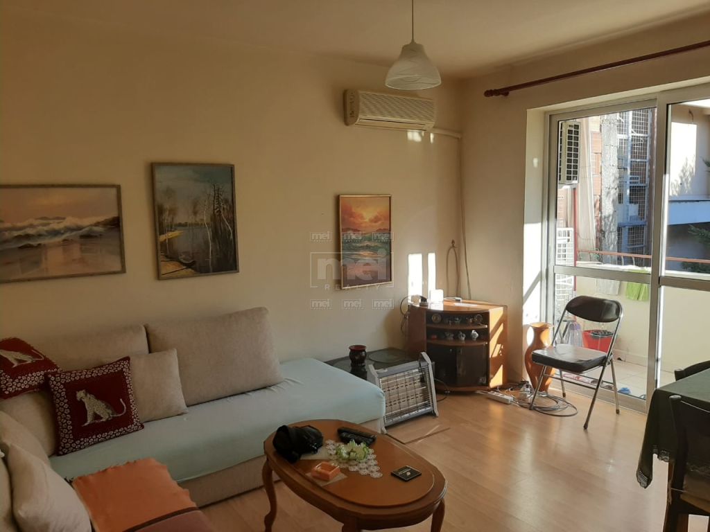 Shitet Apartamenti 1+1 Tek Ish Stacioni Fundit Tiranes Re