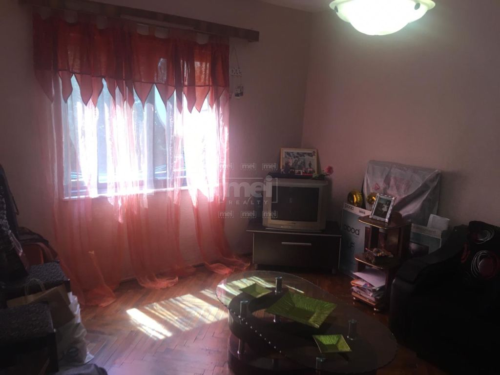 Shitet Apartament 3+1+2, Prane Rruges se Elbasanit.
