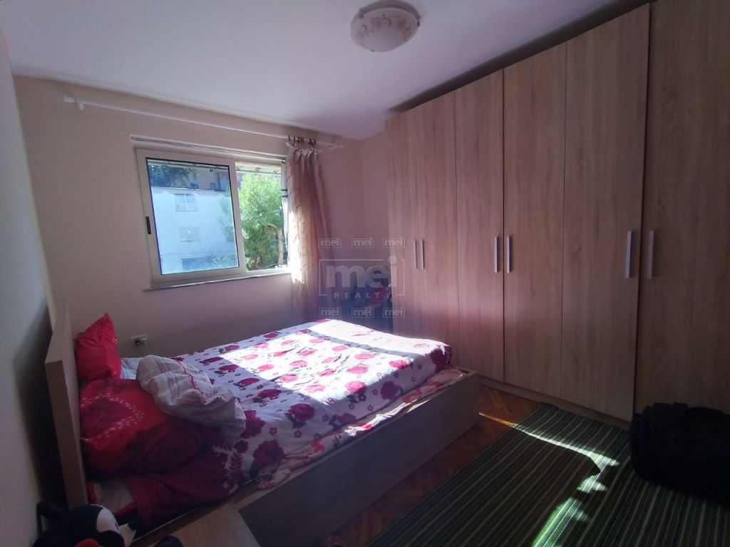 Shitet Apartament 1+1 Tek Mine Peza