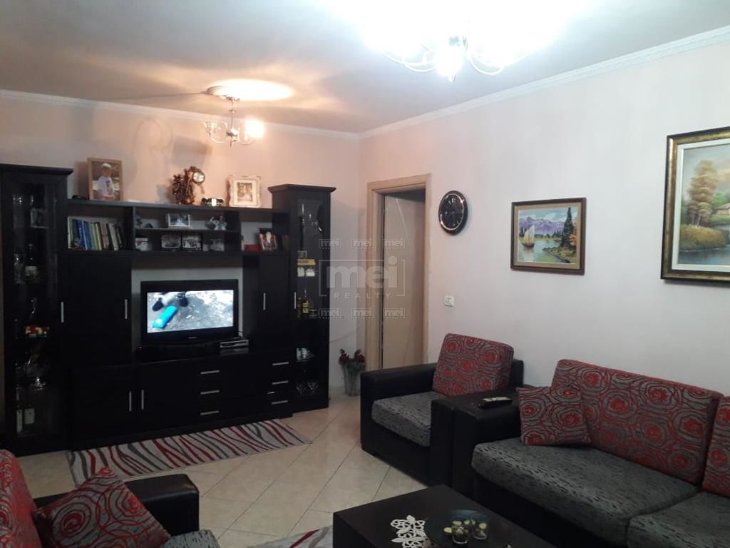 Jepet Me Qira Apartamenti 2+1 Te Casa Italia.