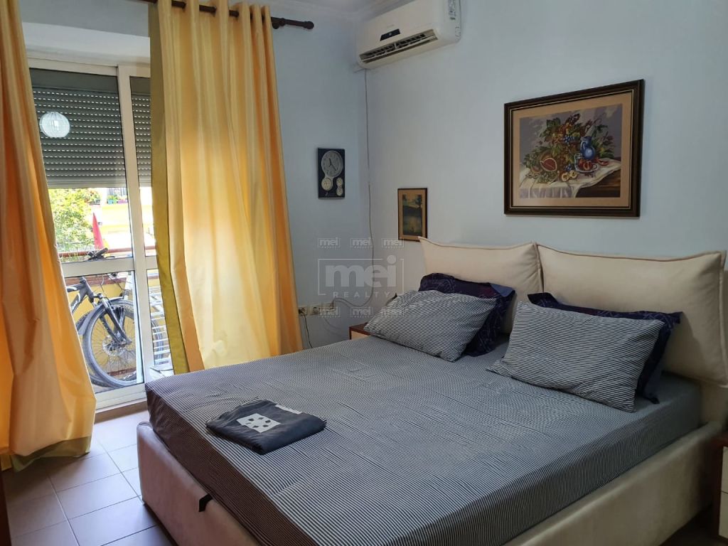 Shitet Super Apartament 2+1, Tek Rruga E Durresit.
