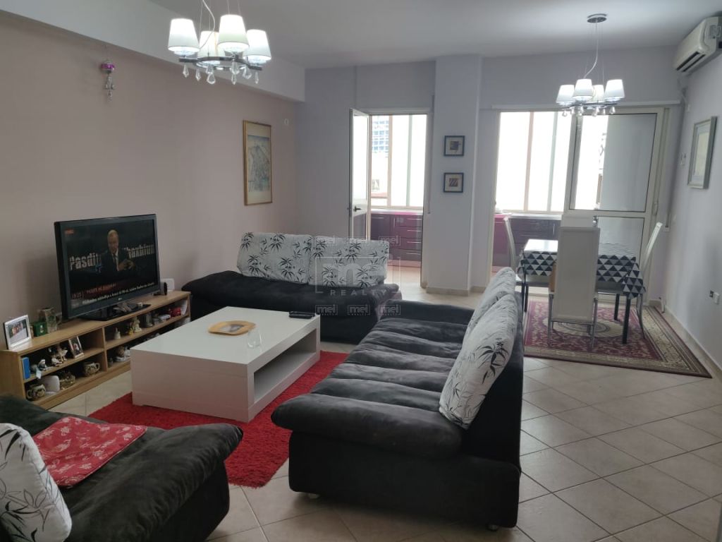 Jepet me Qira Apartamenti 3+1, tek Kopshti Zoologjik
