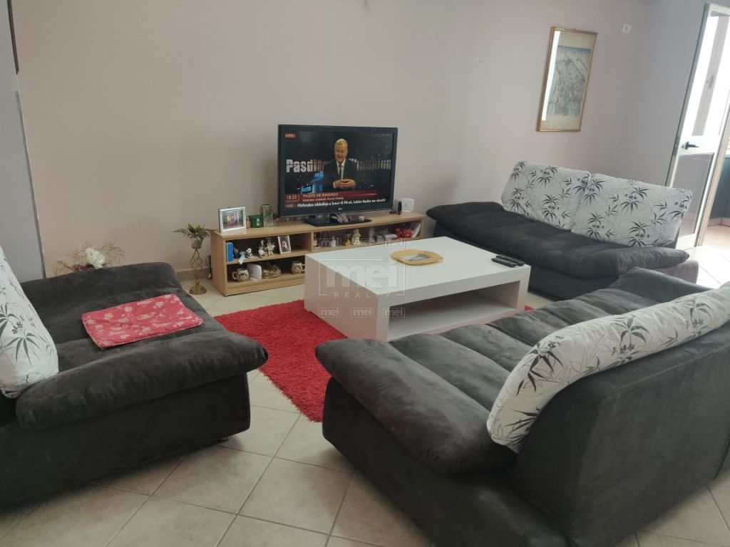 Jepet me Qira Apartamenti 3+1, tek Kopshti Zoologjik