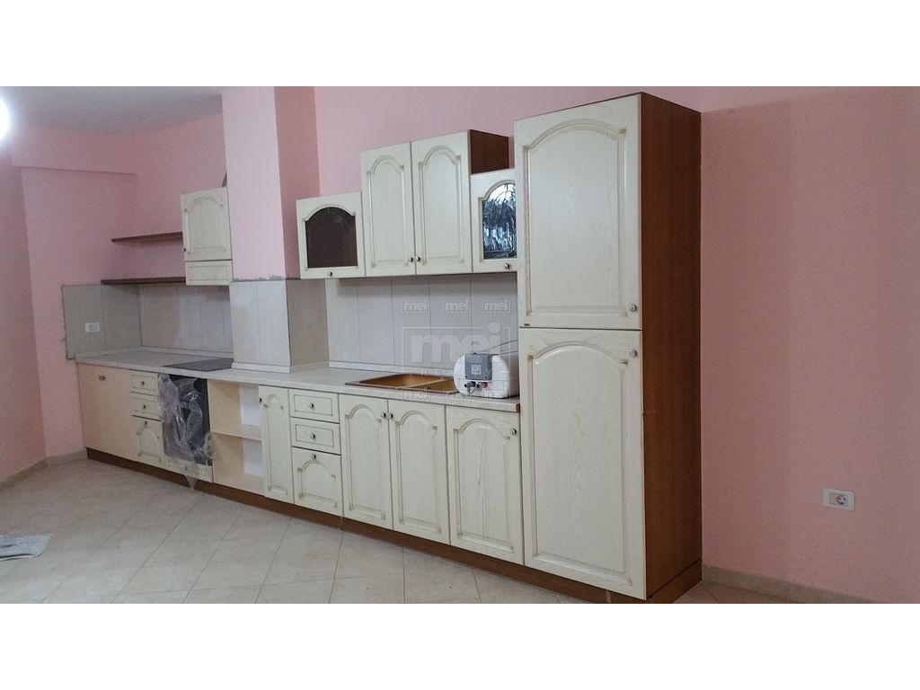 Tek Komuna e Parisit Shitet Apartament 2+1