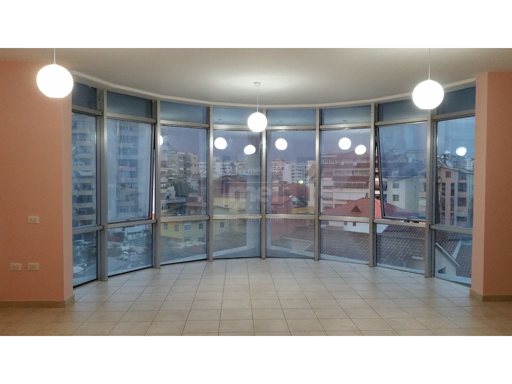 Tek Komuna e Parisit Shitet Apartament 2+1