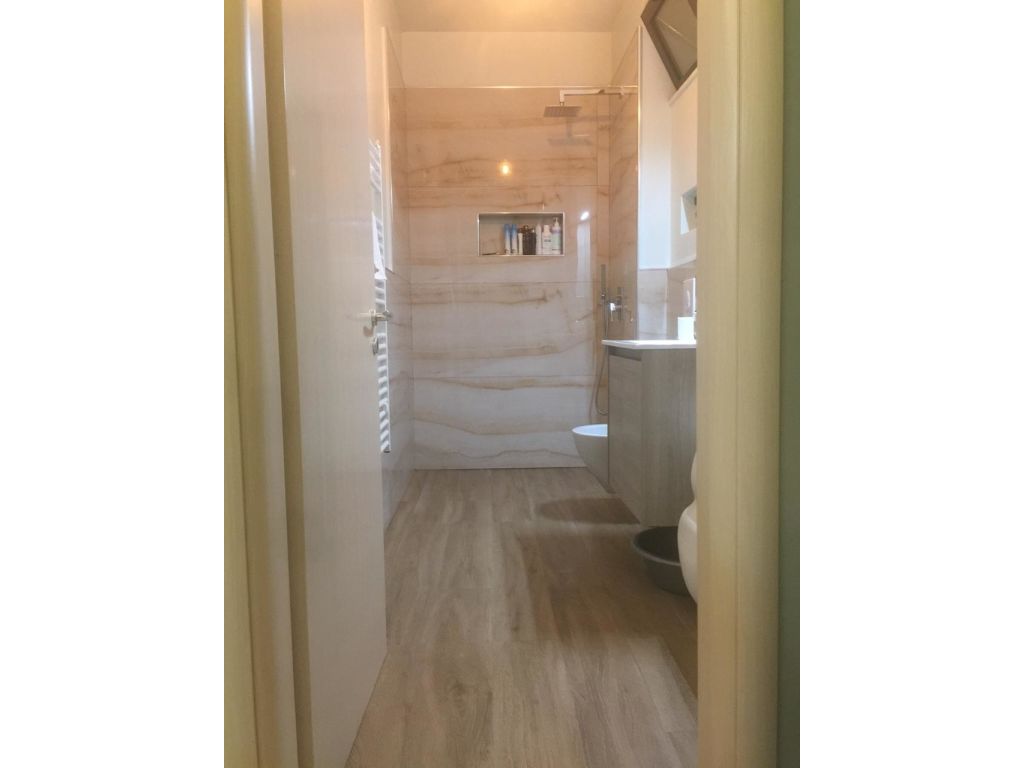 Shitet Apartament 2+1, Ne Misto Mame I Mobiluar.