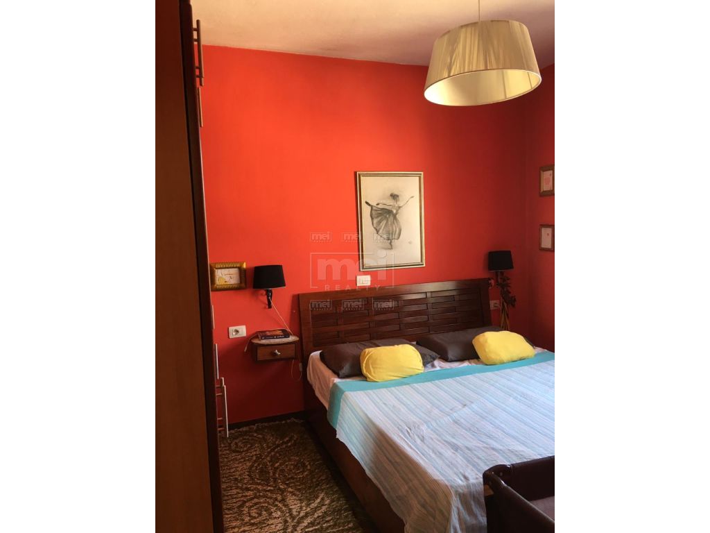 Te Rruga e Durresit Jepet Me Qira Apartamenti 2+1.