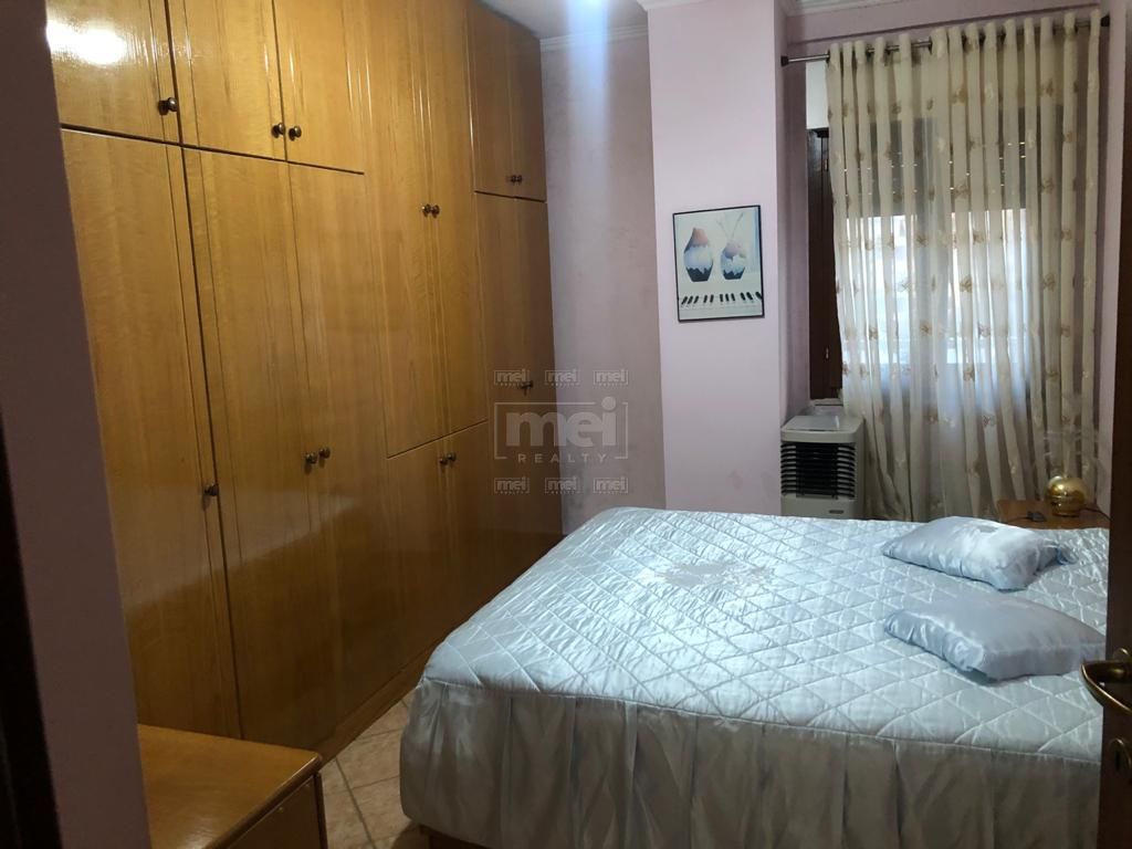 Tek Komuna e Parisit Shitet Apartament 2+1 1