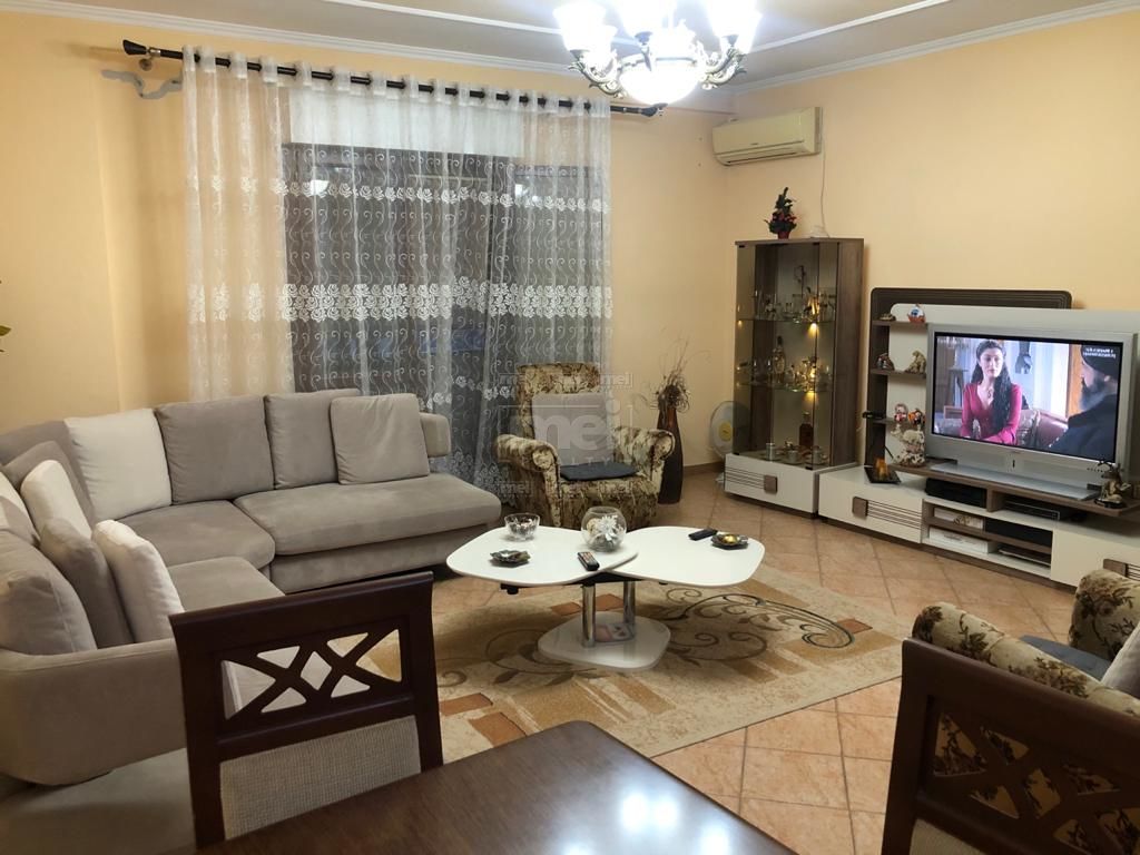 Tek Komuna e Parisit Shitet Apartament 2+1