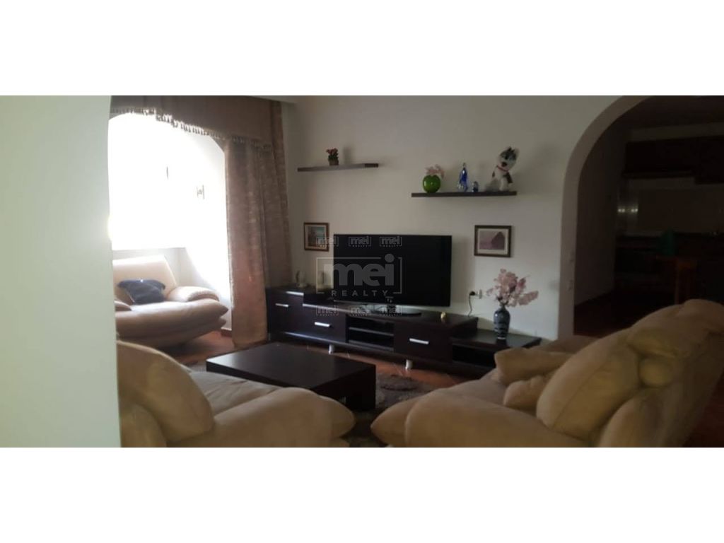 Jepet Me Qira Apartamenti 3+1 Tek Petronini