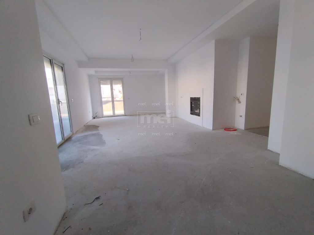 Shitet Penthouse 3+1+2 tek Liqeni i Thate