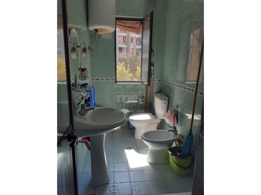Shitet Apartament 1+1, Tek Xhamlliku.