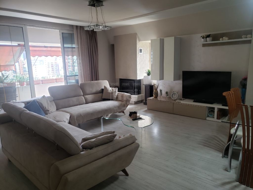 Tek Liqeni i Tiranes Shitet Apartament 3+1