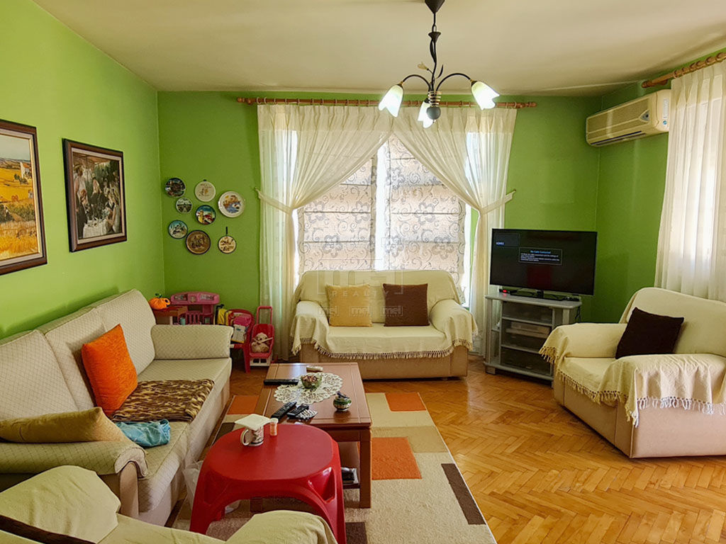 Shitet Apartament 2+1, Tek Medreseja.