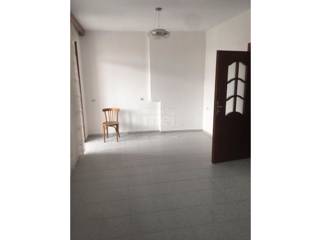 Shitet Apartament 2+1, Tek Rruga Mine Peza.