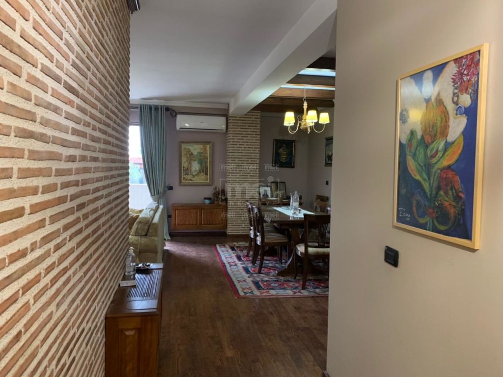 Jepet me Qira Apartamenti 3+1+2, Tek Rruga E Kavajes