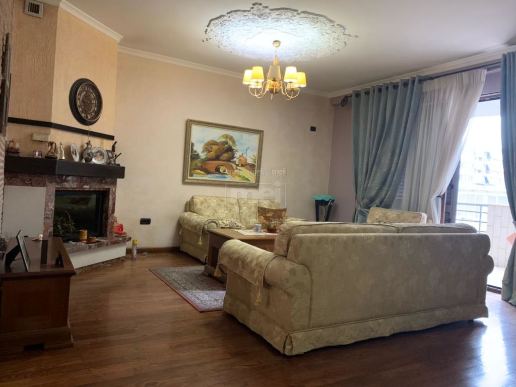 Jepet me Qira Apartamenti 3+1+2, Tek Rruga E Kavajes