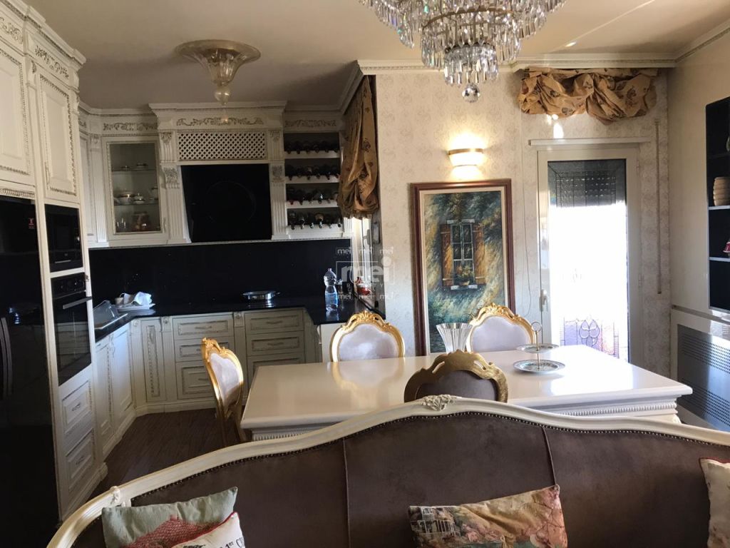SHITET APARTAMENT 3+1+2 I MOBILUAR TE LAGJIA 11 (TE PRANVERA)