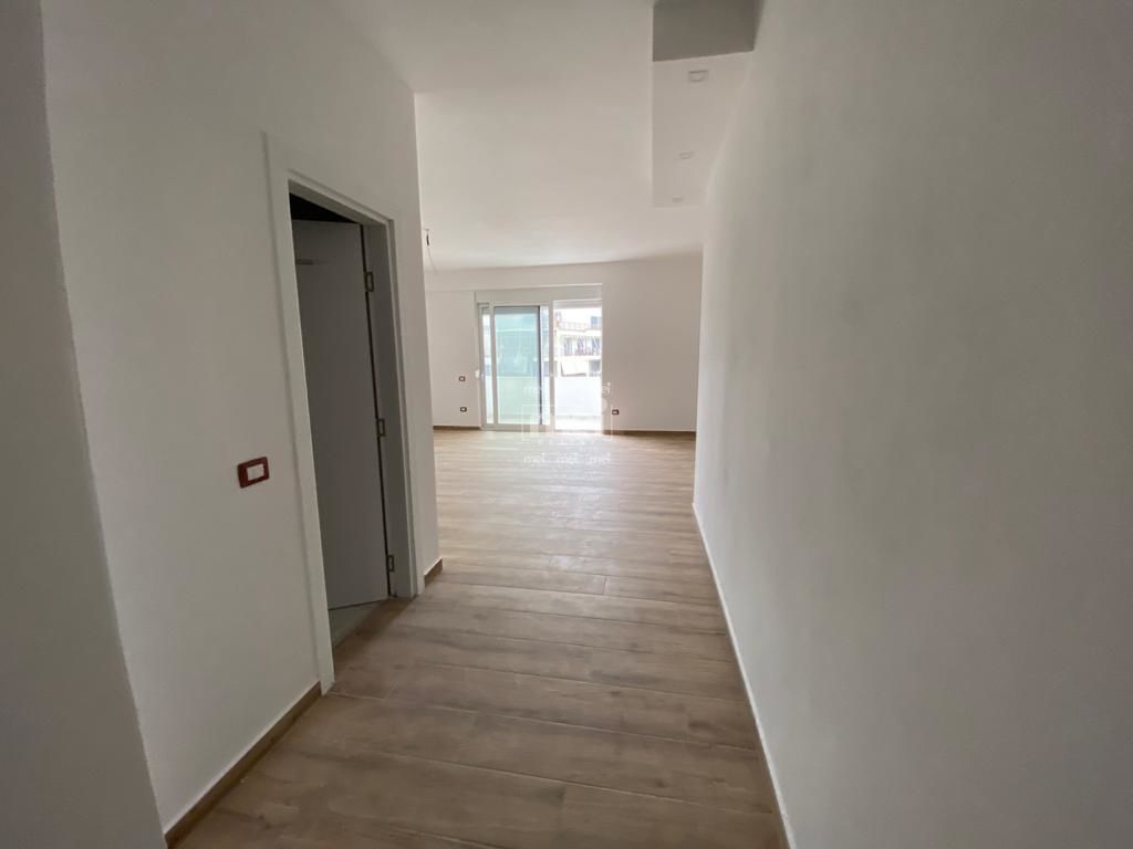 SHITET APARTAMENT 2+1 ME PAMJE NGA DETI NE QERRET
