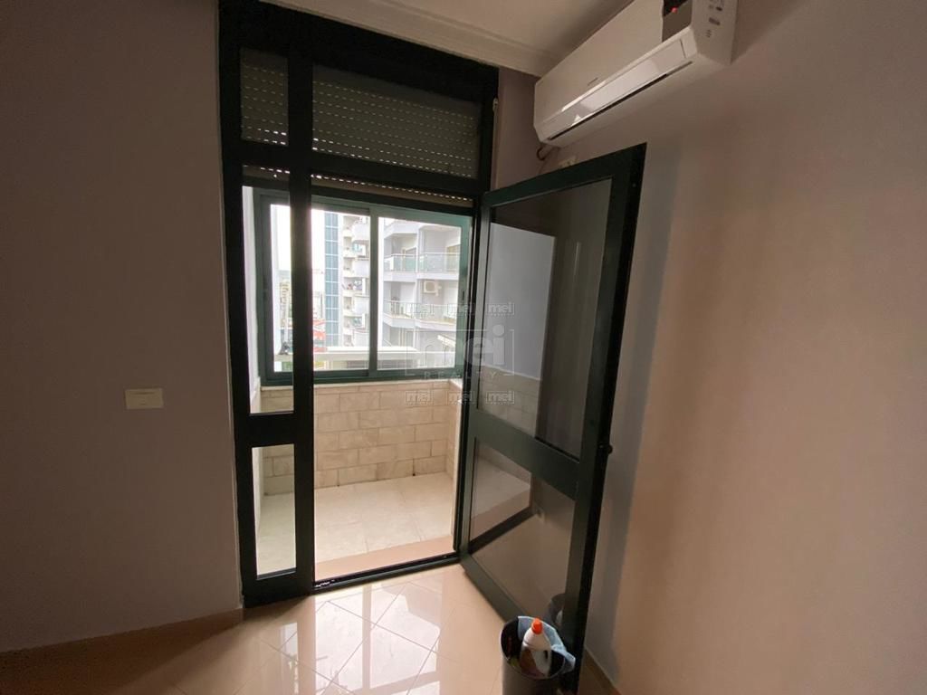 Jepet Super Apartament per Zyra dhe per Banim