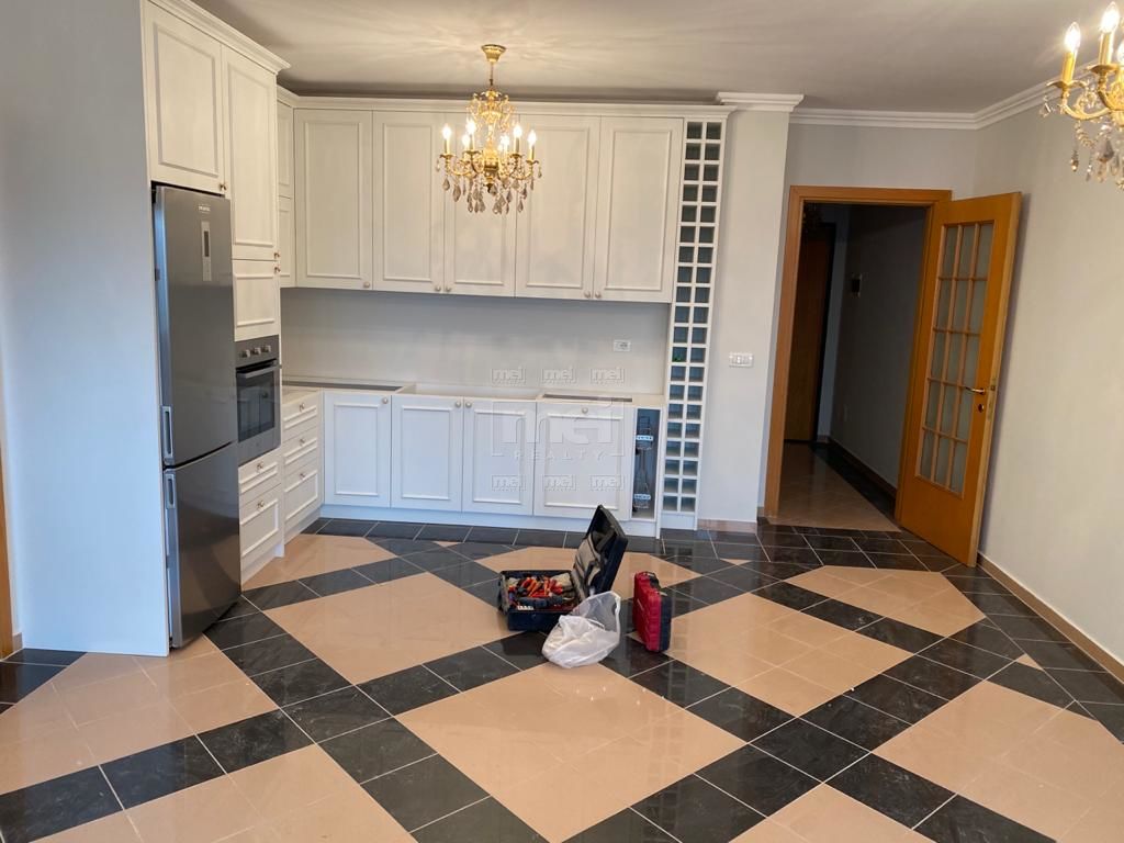 Jepet Super Apartament per Zyra dhe per Banim