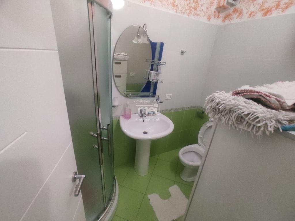 SHITET APARTAMENT 2+1+2+VERANDE DHE GARAZH PRANE STADIUMIT