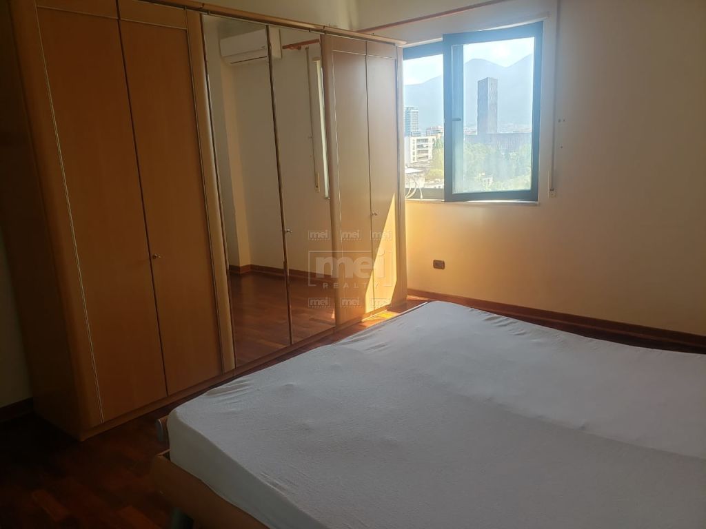 Tek Liqeni i Tiranes Jepet Me Qira Apartament 2+1