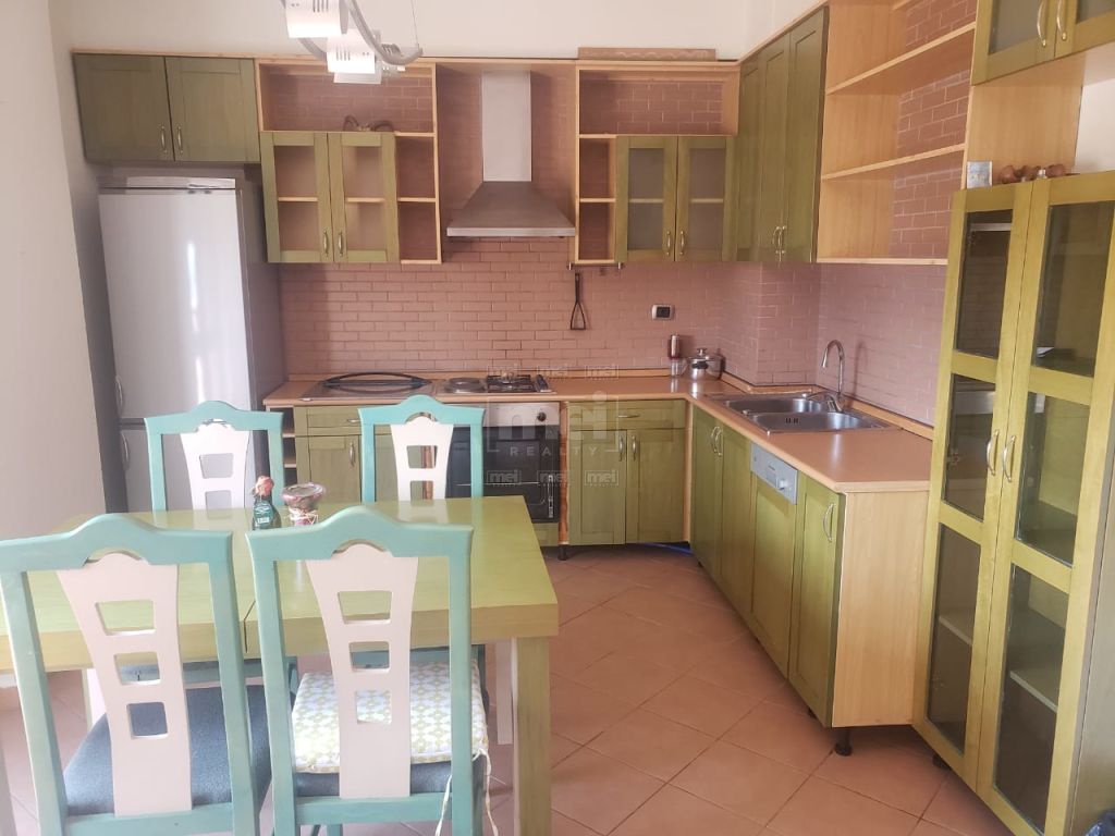 Tek Liqeni i Tiranes Jepet Me Qira Apartament 2+1