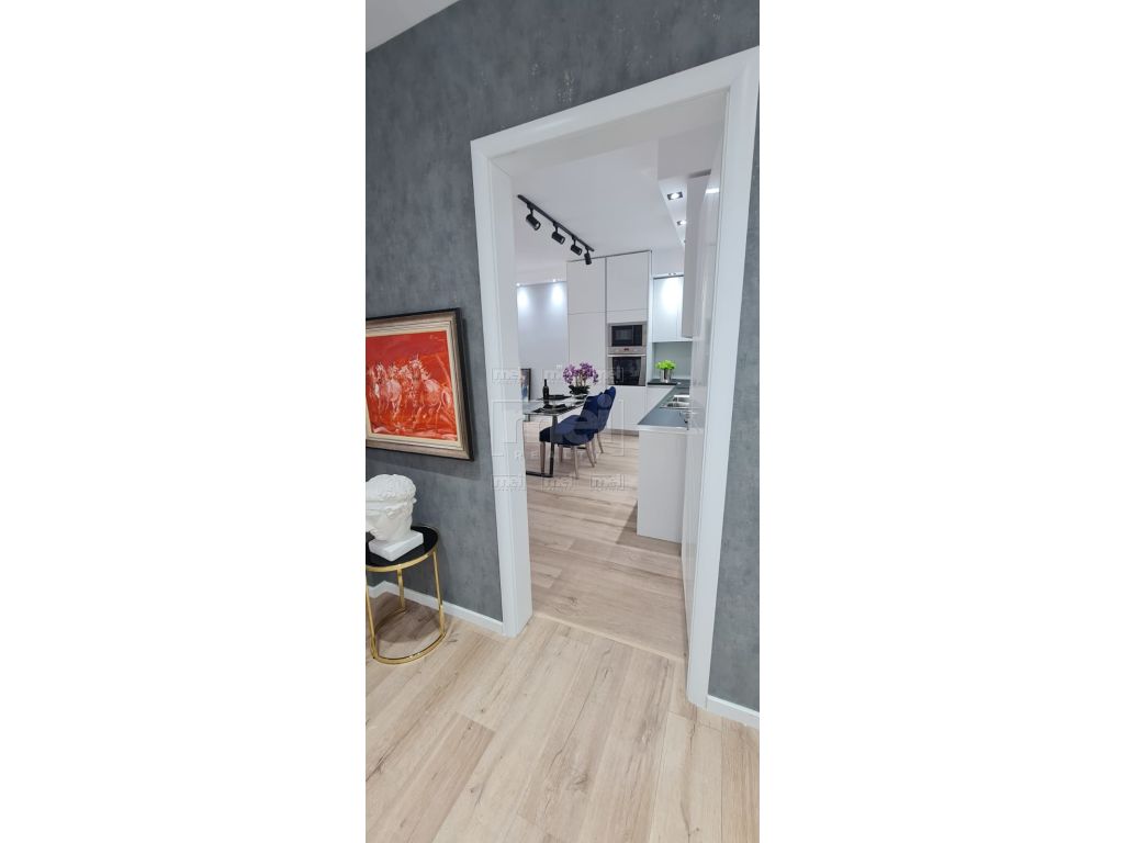 Tek Rruga e Kavajes Shitet Super Apartamenti 2+1+ 2