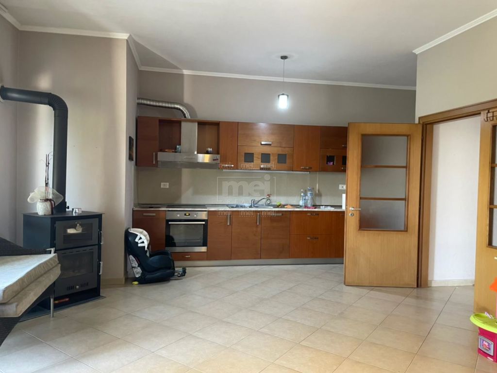 Jepet Me Qira Penthouse 3+1+2 Tek Kopshti Botanik