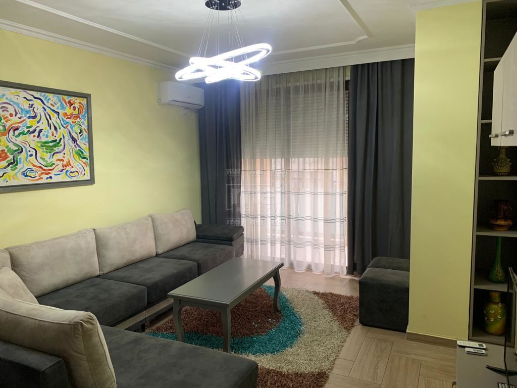 Jepet Me Qira Apartament 1+1, Tek Mine Peza.