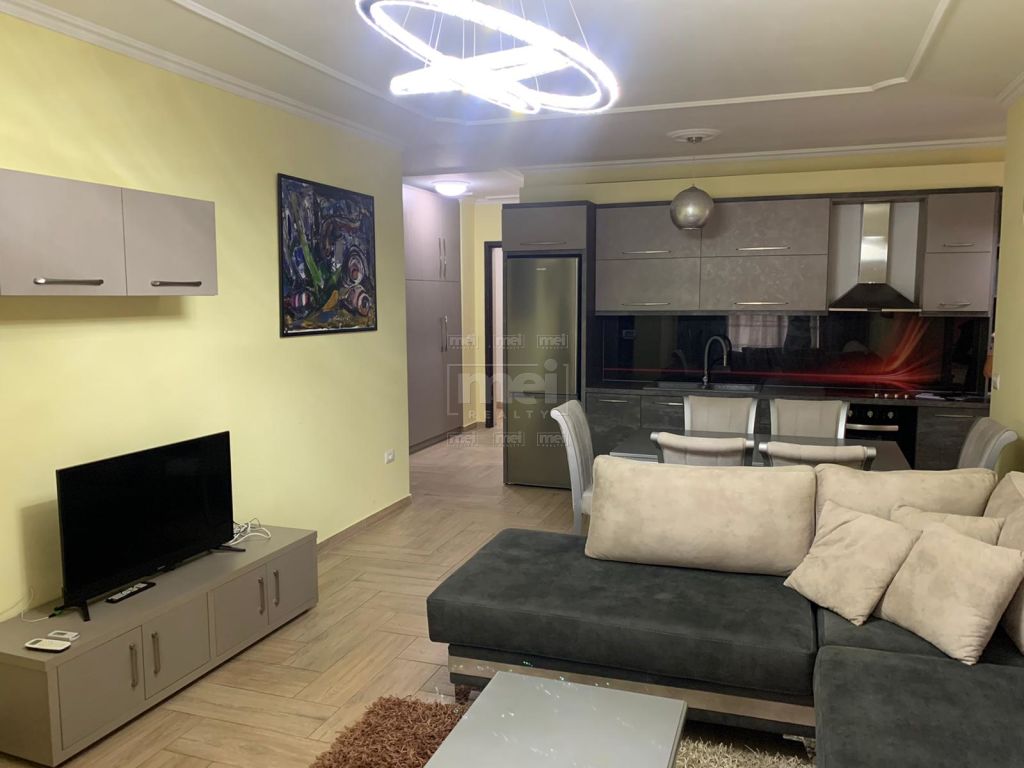 Jepet Me Qira Apartament 1+1, Tek Mine Peza.