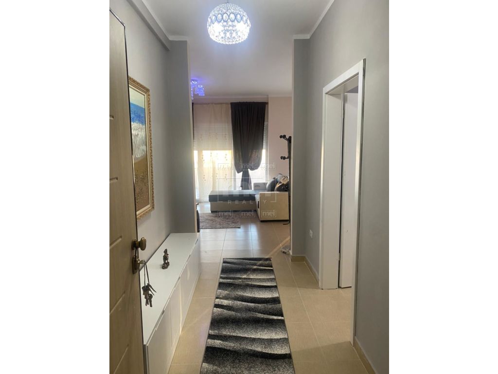 Tek Liqeni Thate jepet me qira apartamenti 2+1