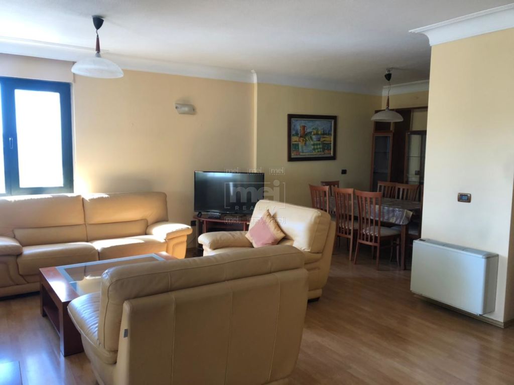 Jepet Me Qira Apartament 3+1 Ne Qender