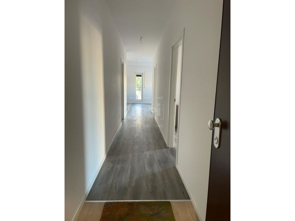 Jepet Me Qera Ambient Komercial, Tek Rruga Panorama.
