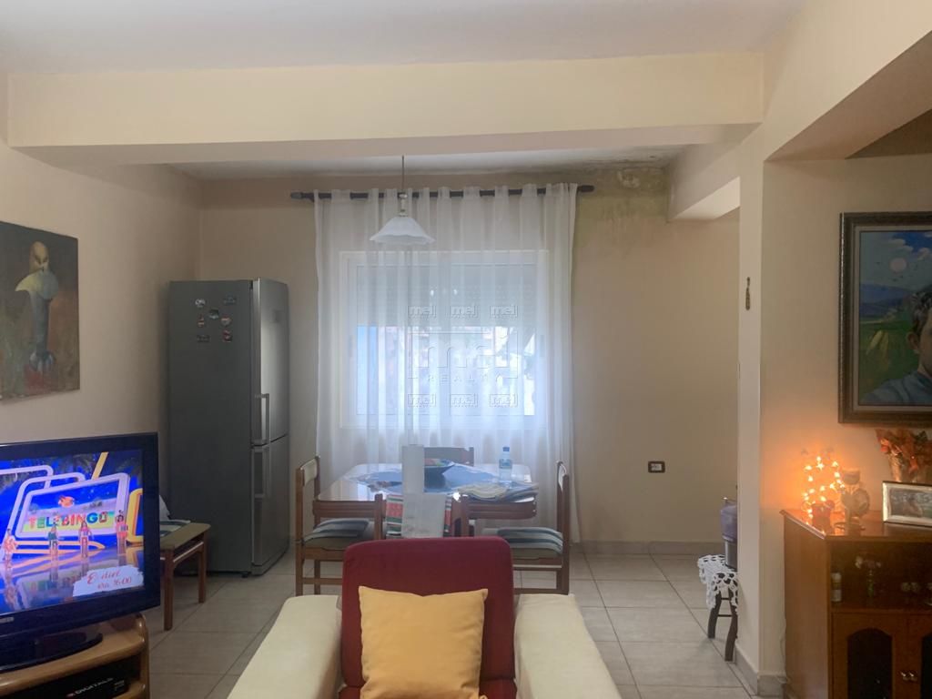 Shitet Apartament 2+1 ne zonen e Bllokut