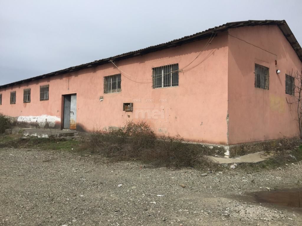 Shitet Magazine 480+2500m2 Hapesire e Shfrytezueshme, ne Elbasan