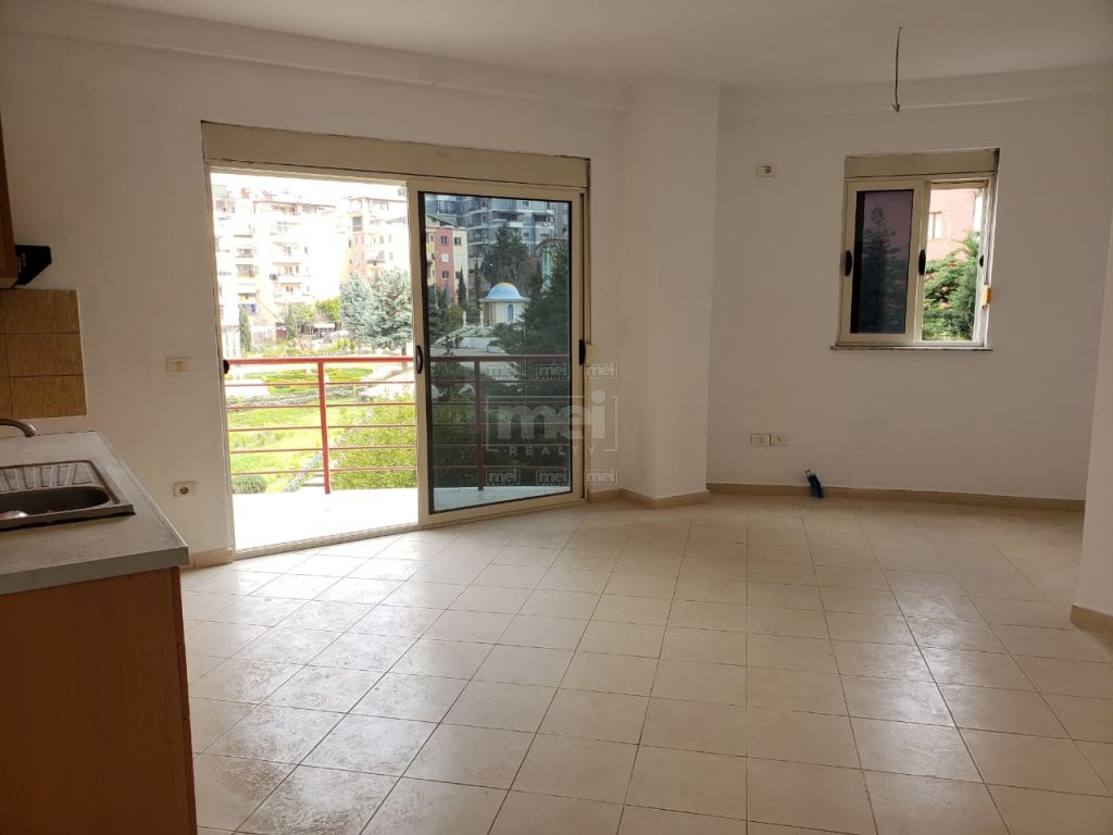 Tek Kodra e Diellit, Tek Eleonora Shitet Apartament 1+1 1