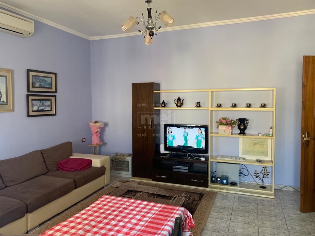 Shitet Apartament 1+1 tek Mozaiku