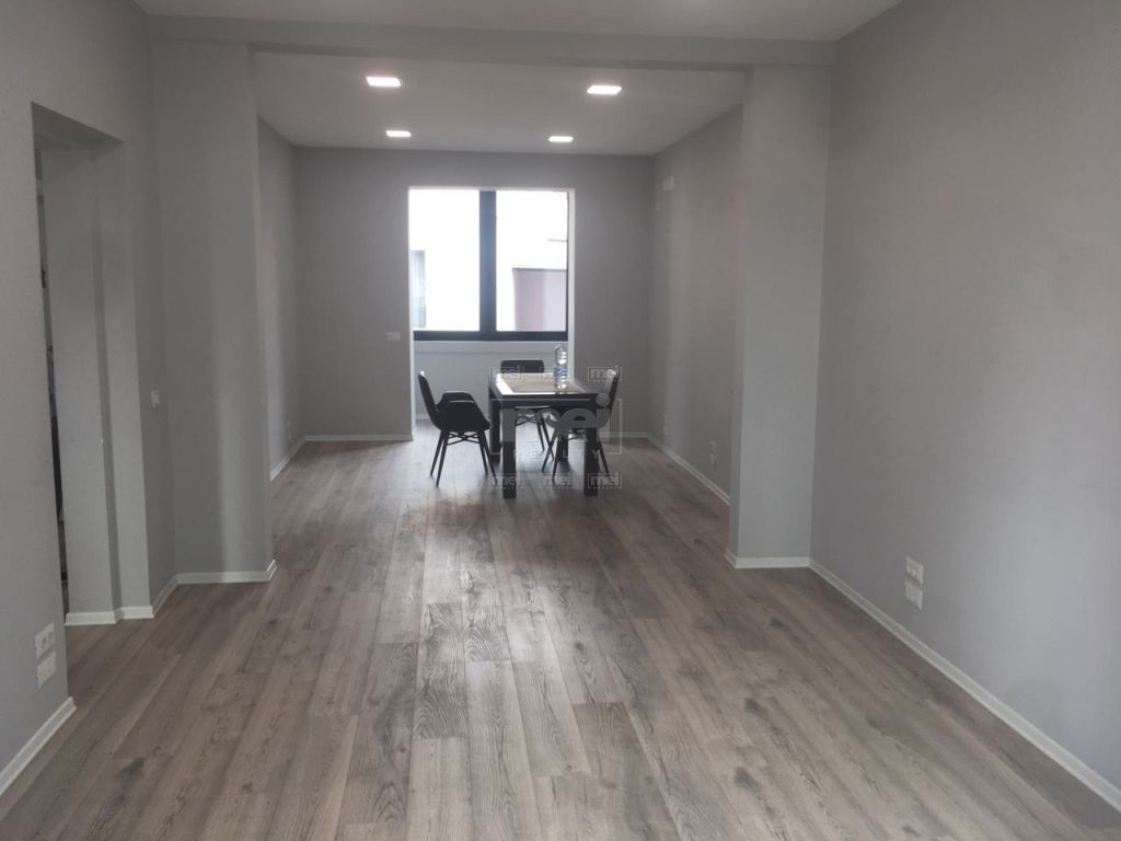 Jepet Me Qira Apartament 3+1, Prane Qendres Tregtare Toptani.