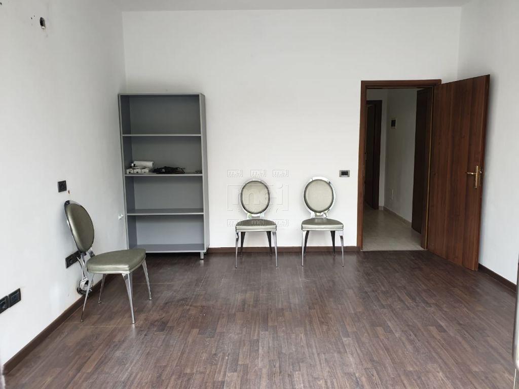 TE SHKOLLA PETRO NINI JEPET ME QIRA AMBIENT KOMERCIAL