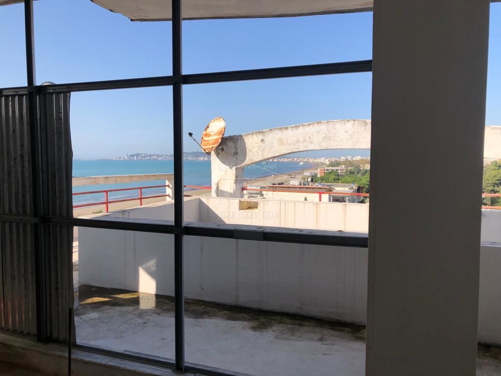 Tek Shkembi Kavajes Shitet Apartament 2+1 me Verande, Pishine, Pamje fantastike.