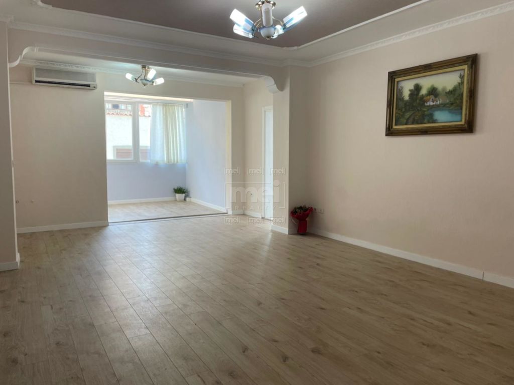 Tek Bulevardi Bajram Curri Jepet Me Qira Ambient