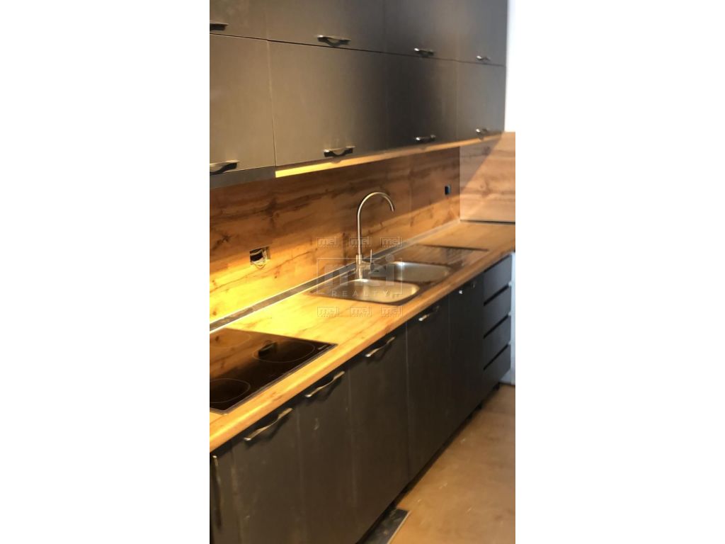 Tek Liqeni i Thate, Jepet Me Qira Apartamenti 1+1.