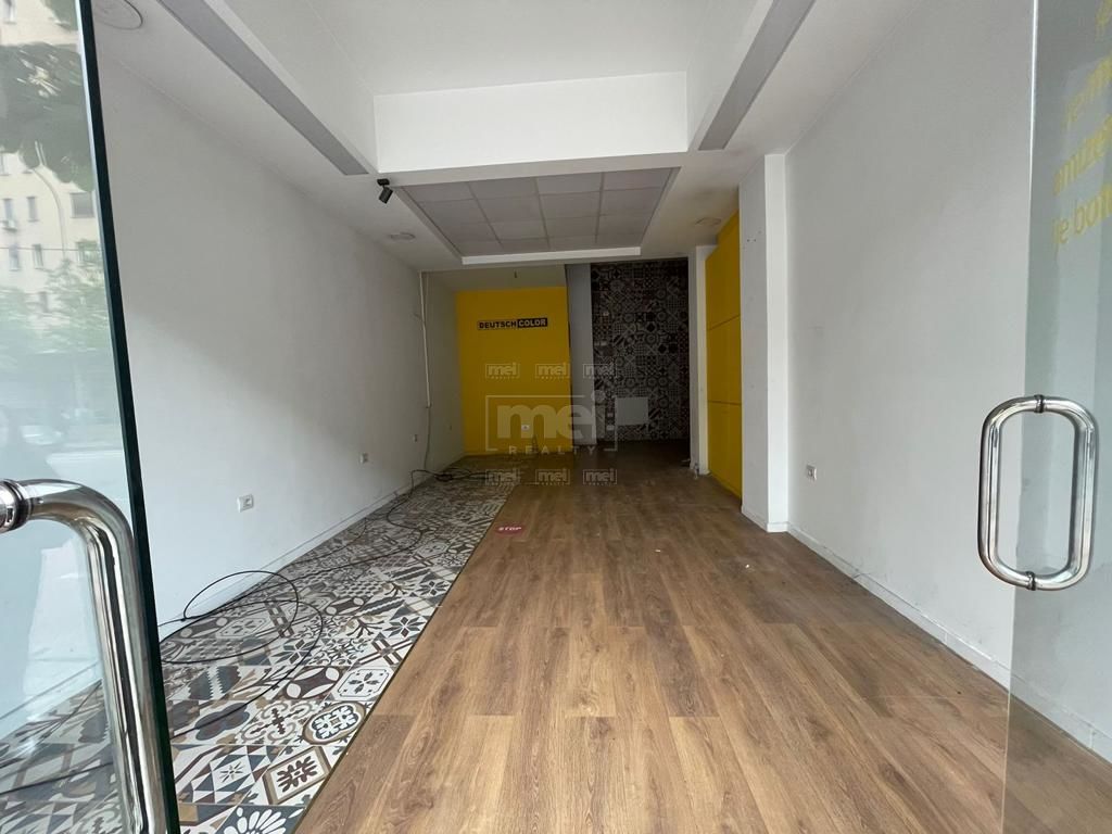 JEPET AMBIENT ME QIRA TEK RRUGA E BARRIKADAVE
